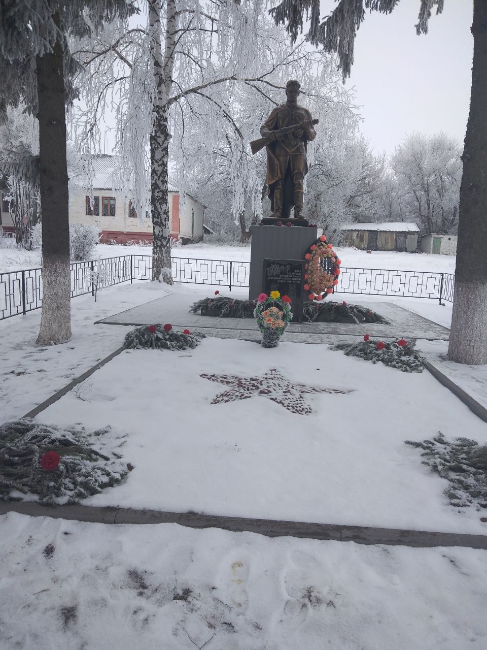 Братская могила 317 Советских воинов, погибших в боях с фашистскими захватчиками